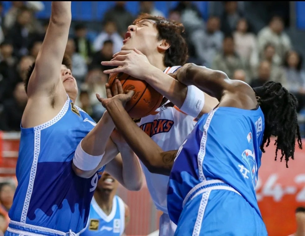 ayx,爱游戏中国-关于上海海港发布备战花絮，赛前防线松动，NBA总决赛任务艰巨，团队化学反应显著的信息