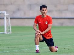 包含山东泰山训练开放日；冲刺阶段官宣签约引欢呼；足总杯在即；年轻球员得到机会的词条