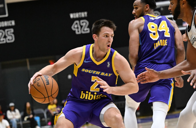 爱游戏体育-包含转折点！本菲卡篮板制胜；NBA常规赛集结日攻防权衡；气氛紧张；控场能力受关注的词条